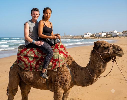 balade à dos de chameau sur la plage au Maroc