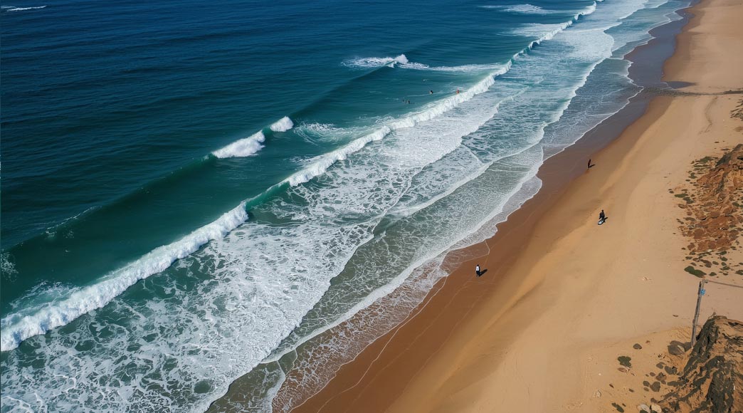 plage sauvage pendant un surf trip au Maroc
